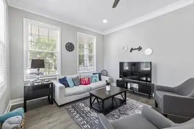 Image de Private House in Heart of Historic Barton Heights!