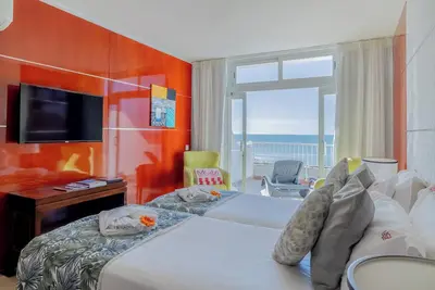 Image de Indulge in Home-Like Comfort! Three Relaxing Suites, Pool, Beachfront Property!