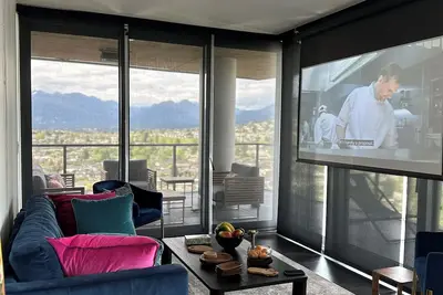 Image de Three bedrooms + 2 Bathrooms  with Spectacular Views in the heart of Vancouver