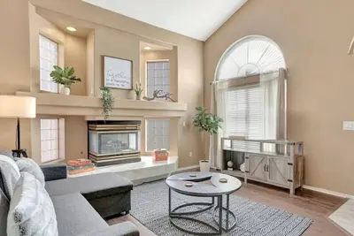 Image de Prime Glendale Location! ! 8-Mins to Westgate! !