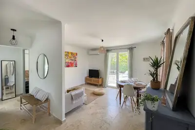 Image de Très Jolie Maison 100 % Cosy et Confortable Avec un bel Extérieur et Jacuzzi!