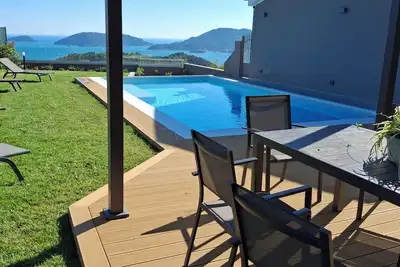 Image de Villa con piscina, vista mozzafiato sul golfo e delle isole