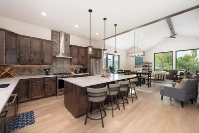 Image de Luxury Ski-In/Out, 2 Family Rooms, Hot Tub, Views