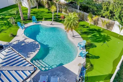 Image de This duplex is close to parks, beaches, art and culture