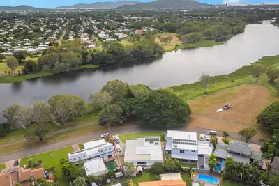 Image de Luxury 5br Riverside Retreat