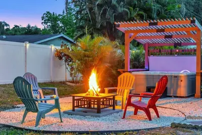 Hot Tub, Bbq & Firepit large 4\/2! 9mins to beach!