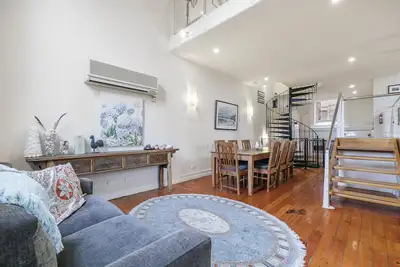 Image de Heart of Queenscliff - Heritage Listed Ballroom Apartment 1
