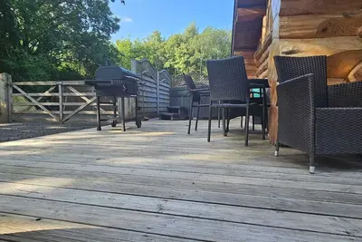 Image de Includes admission to Hoo Zoo and Dinosaur World. Log cabin with hot tub.