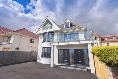 Image de Bournecoast: Modern clifftop ground floor apartment with garden by beach - Fm827