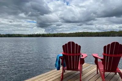 Image de Serene lakeside cottage. Nestled on the waters edge.