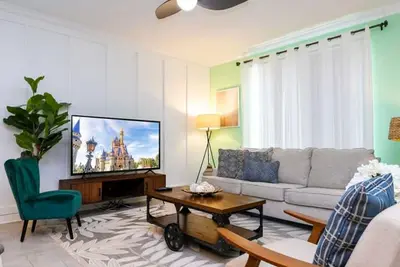 Image de Vibrant, Themed Home, Prime Location