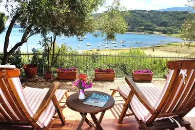 Image de Charmante Villa 50 m vom Meer entfernt, mit Garten. Vier Gäste.