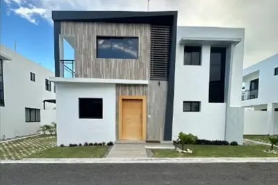 5 Bed 4 Bedroom Villa w \/ Pool 5min to Beach
