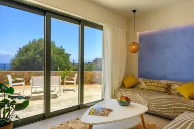 Heartwood Suite w Shared Pool by Roots Suites
