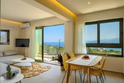 Crown Suite w Shared Pool by Roots Suites