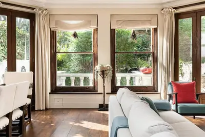 Image de A Chelsea Retreat - 2 Bedroom with Garden and Parking
