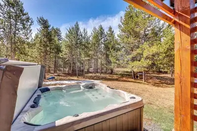 Image de Donnelly Cabin w/ Hot Tub < 1 Mi to Boulder Creek!