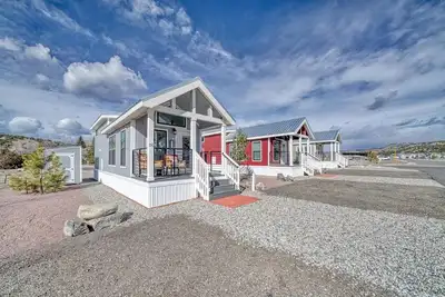 Image de Park Model Cabin with Queen Loft - One queen bed in the private bedroom and one queen bed in the open loft.  