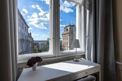 Image de Lovely city view apartment next to National Museum by eaysBNB