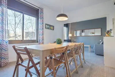 Image de TARRADELLAS_3, Para 14 Personas, muy cerca Estació de Sants, llegada tren aeropuerto, muy bien comunicado y rodeado de comercios y restaurants