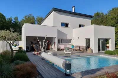 Image de Maison 4 Chambres 2 Salles D'eau Avec Piscine Dans Quartier Calme et Boisé