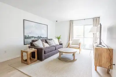 Modern, Sunlit Condo Near Uf - Walkable Location!