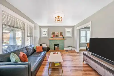 Image de Bungalow style house, 10 min to downtown Cincy and 5 min to hiking trails!