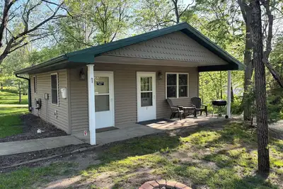 Image de Lakeside Cabin 1: Perfect Retreat at Enriched Cabins & Resort on Lake Delhi