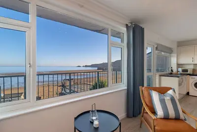 Image de Sea View Apartment - Sea Front Apartment with Views