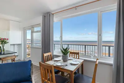 Mermaid Apartment - Sea Front Apartment with Views