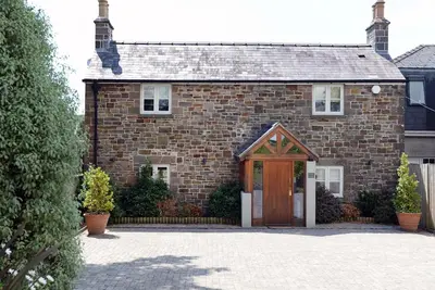 Priory Cottage - Luxury Cottage, Near to Beach