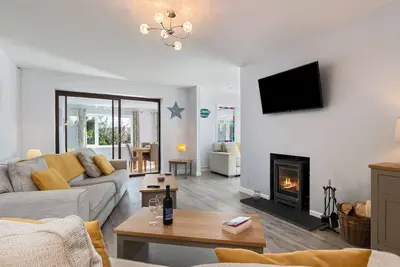 Image de Sêr Môr - Log Burner, Peaceful Cottage, Dog Friendly