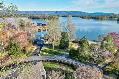 Image de Newly renovated! Spacious apartment w/ Lake James and Grandfather Mountain views