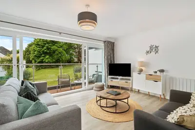 25 Coedrath Park - Sea Views from Balcony, Short Walk to Beach, Parking