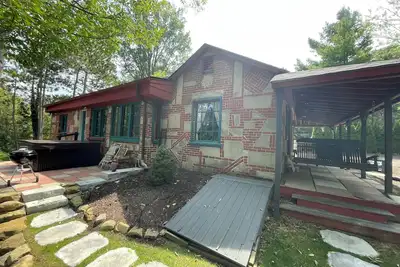 Quaint 2br/1ba cottage on private lake w/hot tub. Walk to Lake Erie/ Gotl Strip