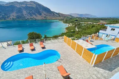 Stunning Lake Kournas Retreat★ 2 New Private Pool!