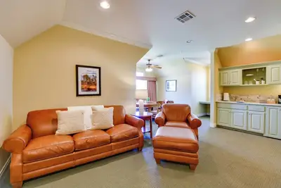 Image de Springfield Studio Rental w/ Golf Course View!