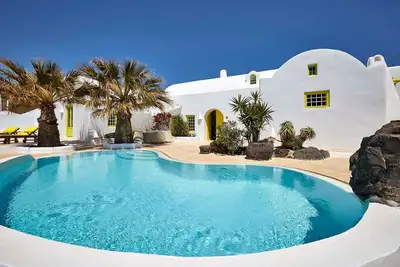 Splendid Santorini Villa | 3 Bedrooms | Villa Cascada | Amazing Volcano and Caldera Views | Private Pool & Hot Tub | Bbq | Oia