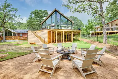 Image de Dock & Fire Pit: Cedar Creek Lakefront Retreat!