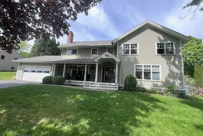 Image de Spacious 4 bedroom, big pool & outdoor space. Close for local summer activities!