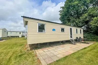 Image de Cosy 8 berth caravan at Valley Farm Holiday Park in Essex ref 46671v