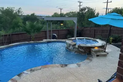 Image de Lush 7-Bedroom, Heated pool, Spa, Home theater, Game room, St2n