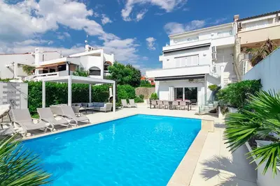 Image de 6bd Villa for 12 with Heated Pool, Jacuzzi, First Row to the Sea