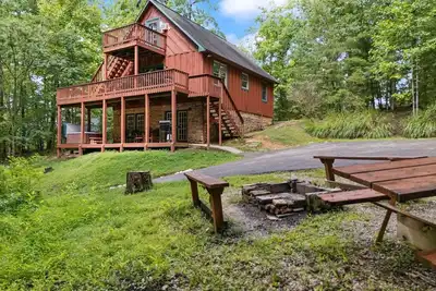 Image de Large Cliffview Resort Vacation Cabin. Private Fishing Pond, Pool Table, Hot Tub