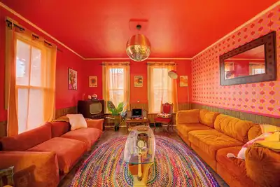 Image de 4 Br Home 5 Mins to Cedar Point, Retro 1970s! \n\n