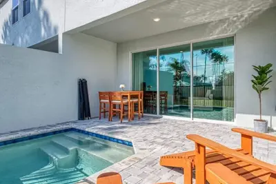 Image de Super spacious with private pool and themed bedrooms