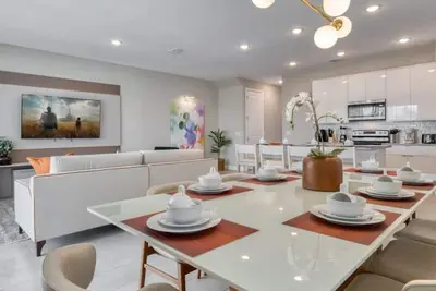 Image de Beautiful and spacious home for the best Disney vacation