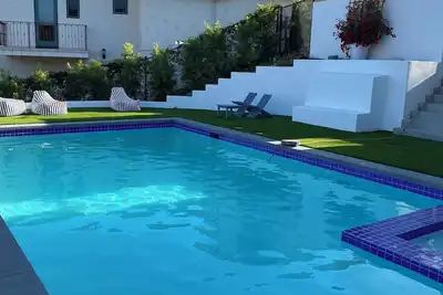 Image de Stunning brand new home in Malibu Park. Ocean Views, pool and hot tub.