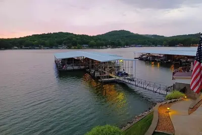 Image de Lakefront with boat slip 2 bedroom 2 bath Condo located Lake of the Ozarks
