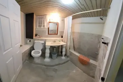 Image de Hugh Sale - Spacious 2 bed apt 5mins from Sandy Lane and Holetown beaches.